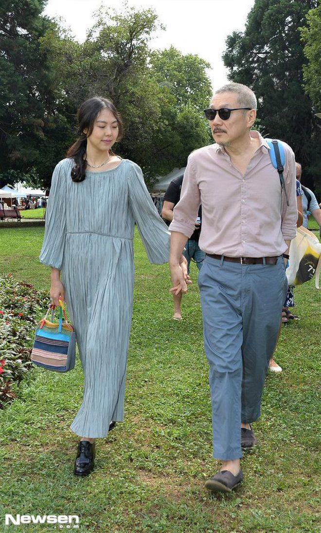 Hong Sang Soo và Kim Min Hee cùng nhau đi dạo trên đường phố Hàn Quốc, Thụy Sỹ.