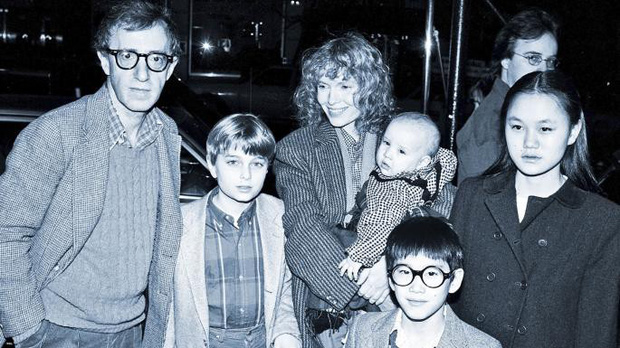 Soon Yi (ngoài cùng bên phải) từng là con gái nuôi của vị đạo diễn tài năng và người vợ cũ Mia Farrow.