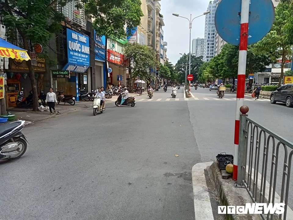 Sau khi một chiếc ô tô ở phía trước quay đầu sang bên kia đường hướng từ Vũ Trọng Phụng - Nguyễn Trãi thì xe chở rác của HTX Thành Công (ngang nhiên đi vào giờ cấm) ở phía sau tiến lên tông vào cháu bé.