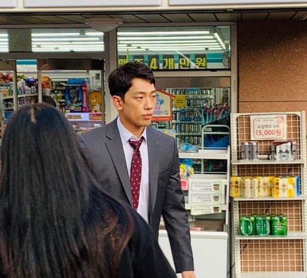 Hình ảnh của Bi Rain trên phim trường được lan truyền rộng rãi