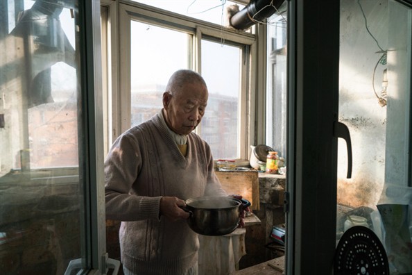 Nhiều người già Trung Quốc đang phải sống một mình, không con cái.