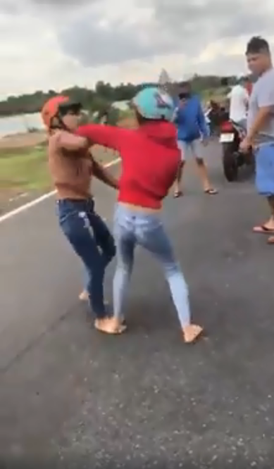 Mặc dù đông người chứng kiến nhưng không 1 ai vào can ngăn, ngoài tiếng hò reo, cổ vũ. Ảnh cắt từ clip