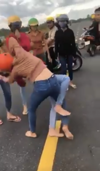 Sự việc chỉ dừng lại khi 1 trong 2 cô gái bị đánh ngã, nằm sõng soài xuống đất. Ảnh cắt từ clip