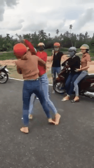 Cuộc ẩu đả giữa 2 cô gái diễn ra như phim hành động. Ảnh cắt từ clip