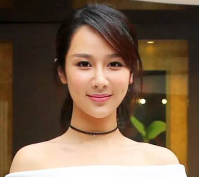 Và những khoảnh khắc lộ gương mặt cứng đờ như tượng sáp của cô