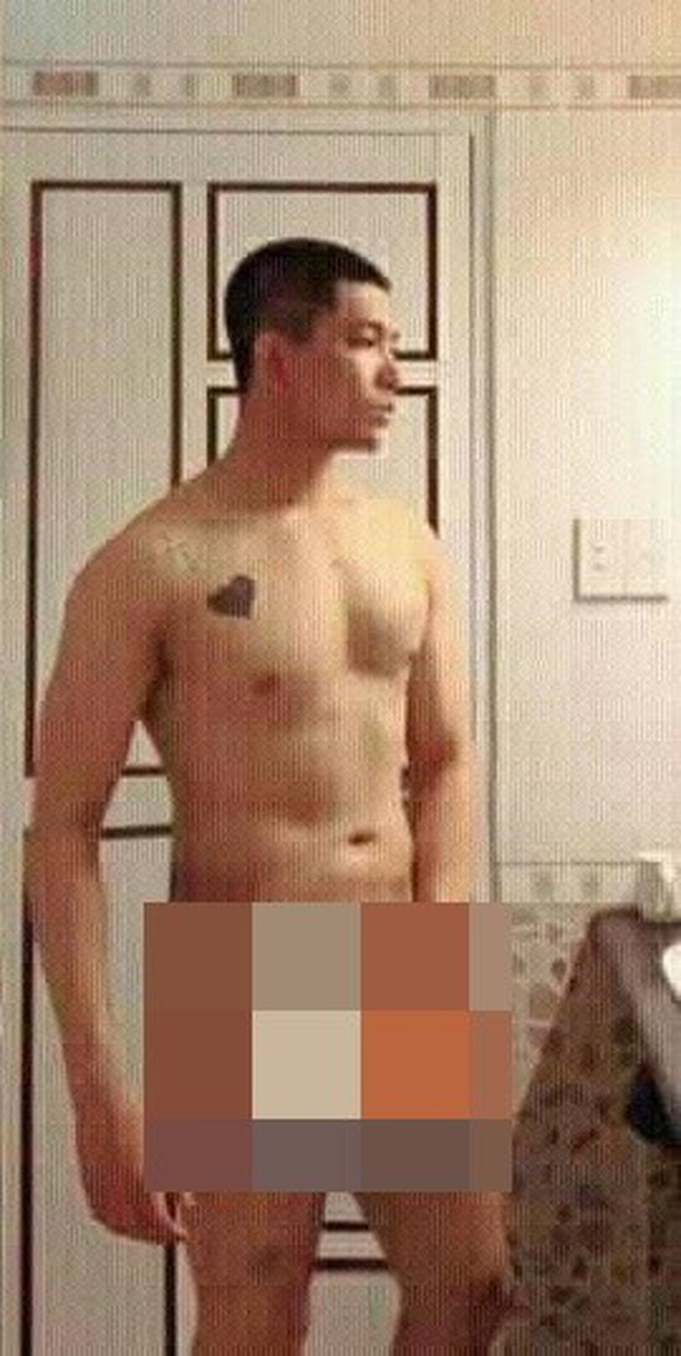 Nam ca sĩ tạo dáng trong nhà tắm khi đang khỏa thân 100%