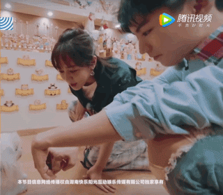 Hình ảnh gây tranh cãi khiến fan của Vương Tuấn Khải nổi giận khi Dương Tử bôi nước dãi của chú chó lên ống tay áo của nam thành viên TFBoys