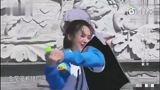 Những màn ôm ấp thái quá của Dương Tử dành cho sao nam khiến nhiều người khó hiểu