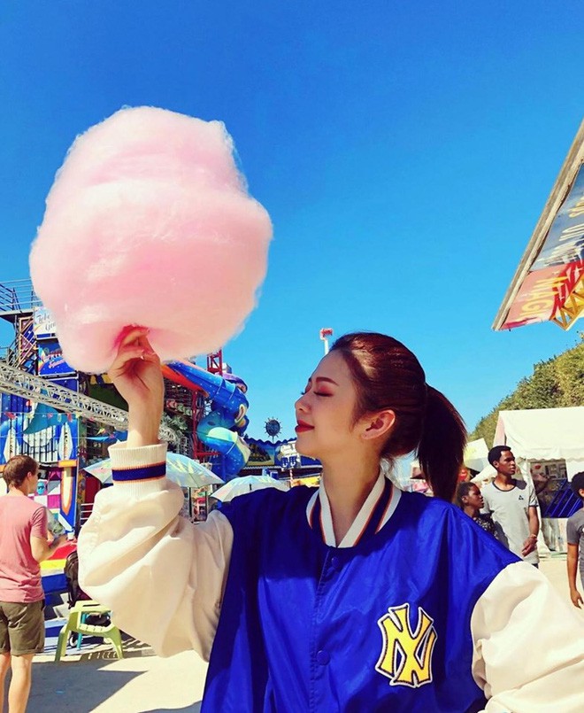 Liz và Trịnh Thăng Bình check-in hai nơi khác nhau nhưng đều cùng ở châu Âu và đặc biệt là chiếc áo đôi