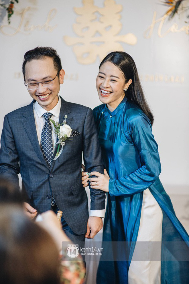 Thời điểm diễn ra hôn lễ, MC Phí Linh đã chọn trang phục khéo léo và thường xuyên dùng hoa che khéo bụng bầu đang ở tháng thứ 3