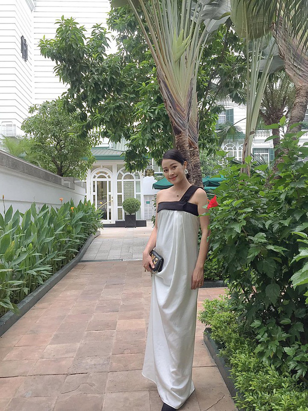 Mặc dù đã diện váy che khéo vòng 2 nhưng MC Phí Linh vẫn để lộ bụng to sau gần 3 tháng lên xe hoa