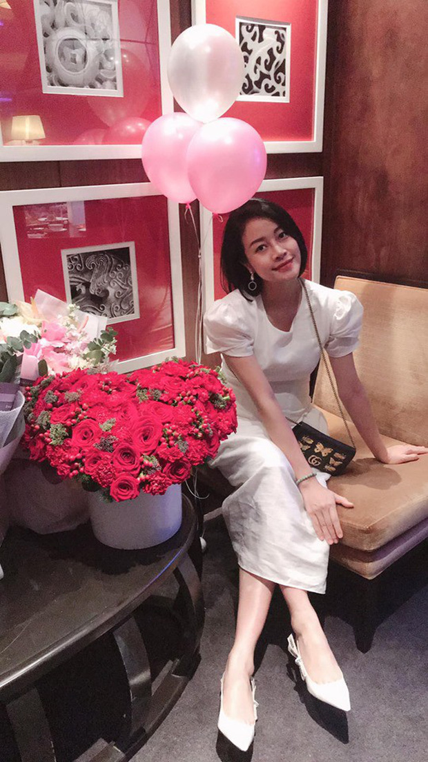 Sau đám cưới, người đẹp khoe khoảnh khắc được chồng tặng hoa hồng vô cùng lãng mạn