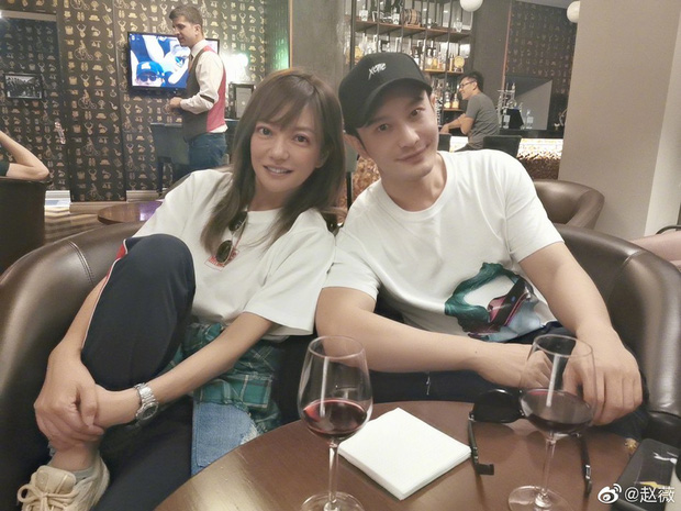 Bao năm qua, Huỳnh Hiểu Minh và Triệu Vy vẫn thân thiết đến vậy. Hành động chụp ảnh chung của 2 người cho thấy cả hai dập tắt tin đồn bất hoà