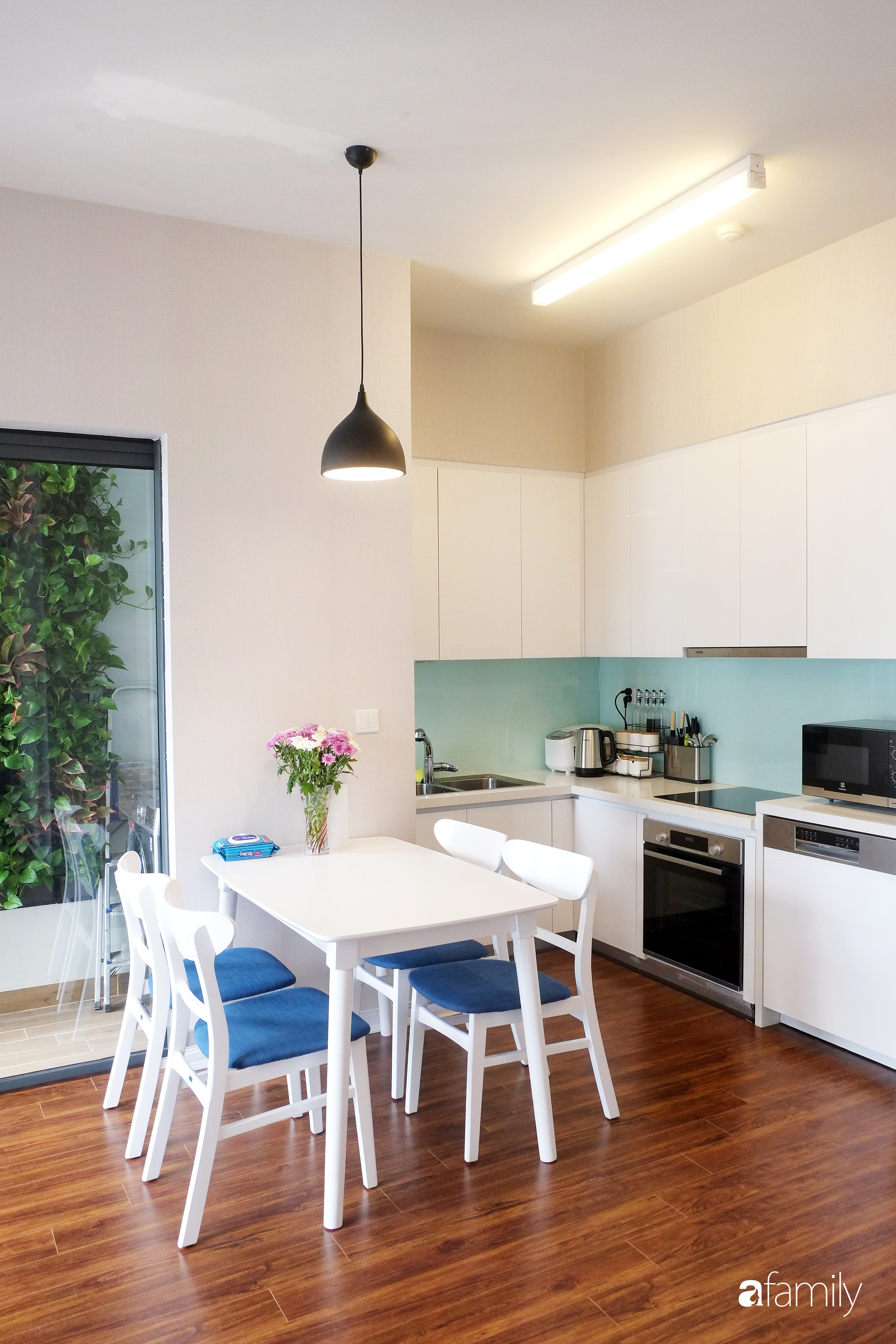 Màu nhấn của sofa được lựa chọn để liên kết với khu vực ăn uống hàng ngày tạo vẻ đẹp trẻ trung, hiện đại.