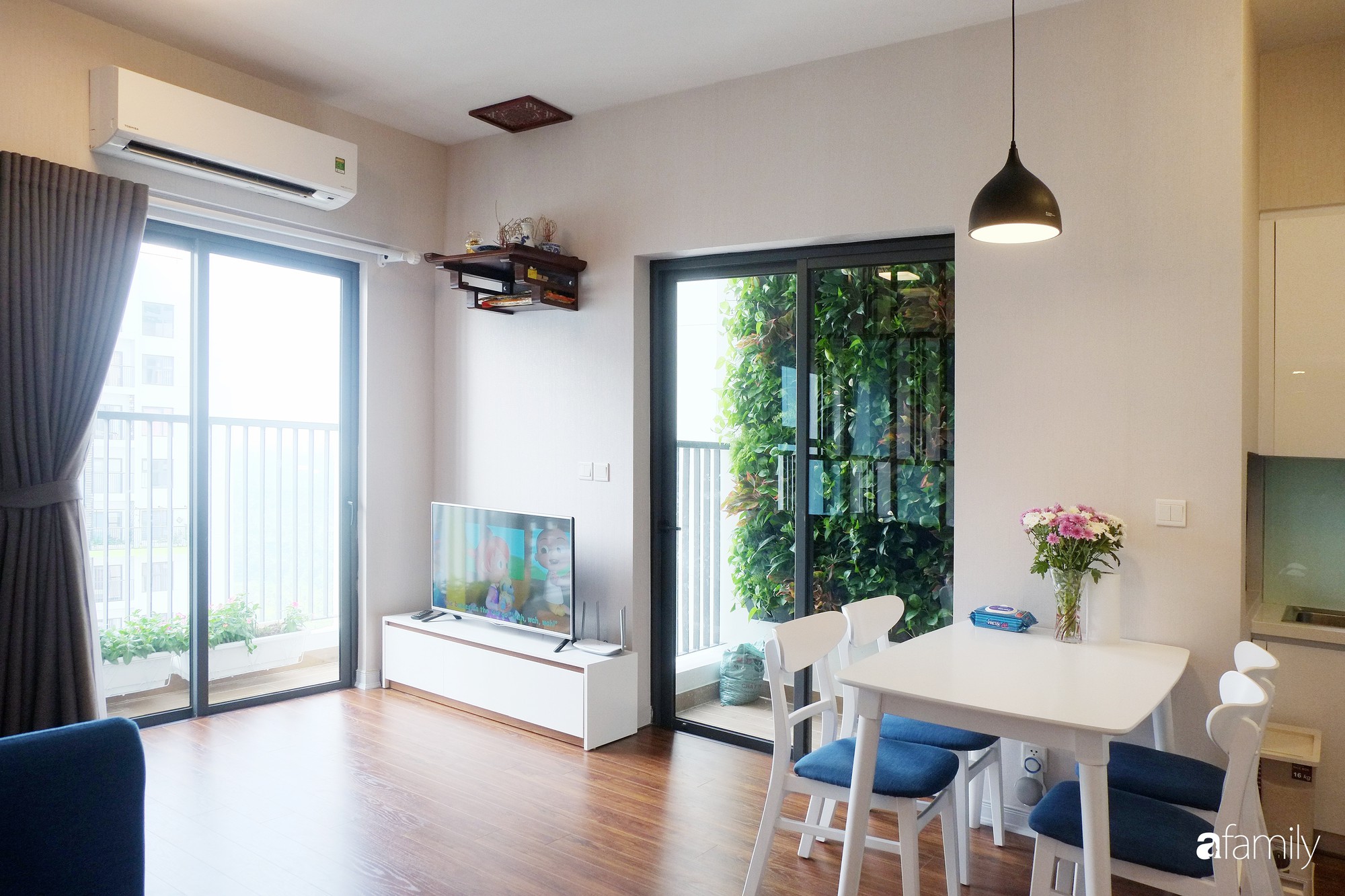 Ban công và logia xinh xắn là nơi được chị Phương trồng nhiều cây xanh mát mắt, mang không khí trong lành vào nhà.