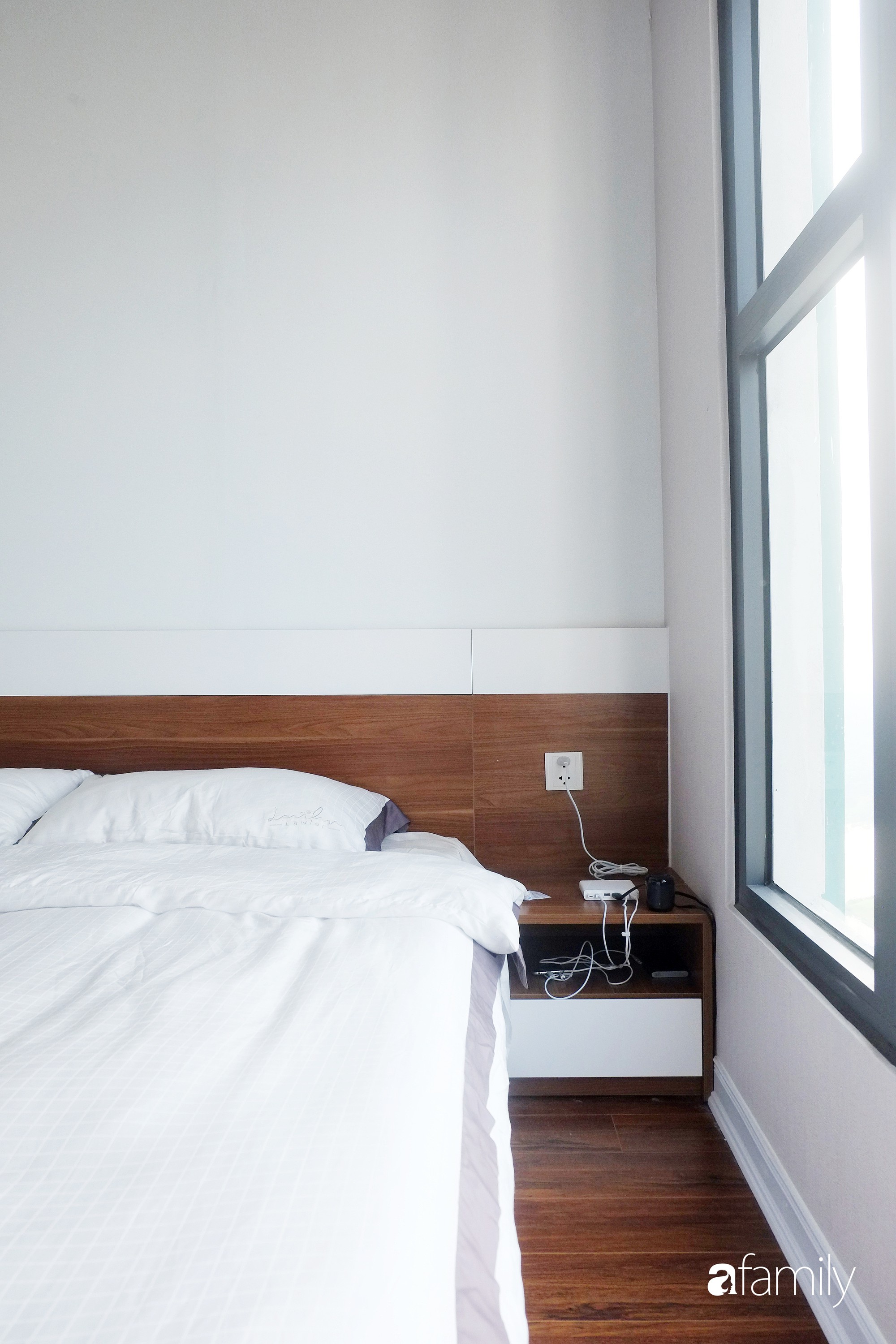 Không gian ngập tràn ánh sáng giúp căn phòng có diện tích khiêm tốn trở nên ấm cúng hơn.