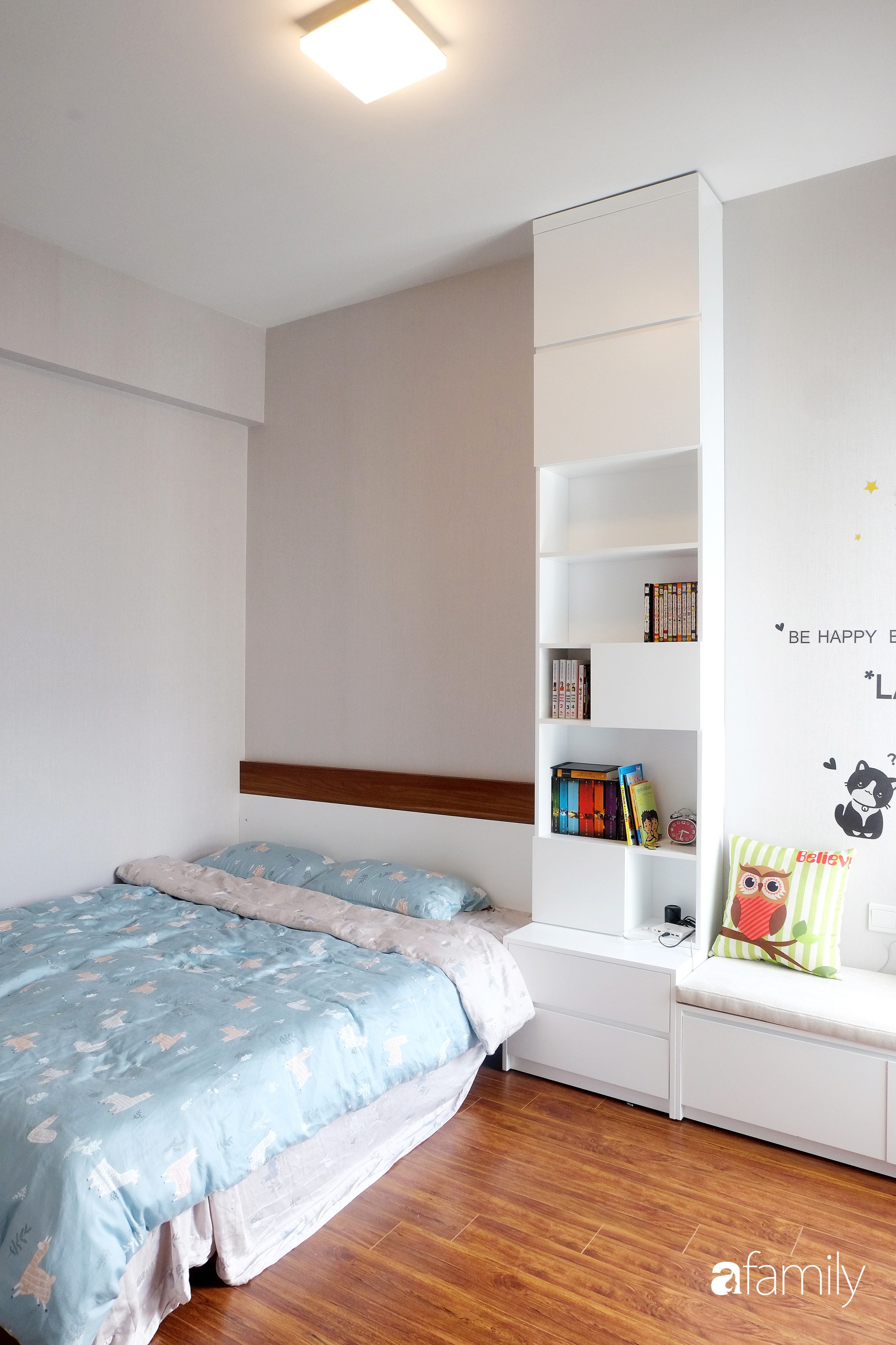 Không gian phòng ngủ thứ 2 được decor cách điệu một chút với giường lùi sát tường, nhường khu vực nhiều ánh sáng bên ngoài để đặt bệ ngồi đọc sách kèm kệ gắn tường.