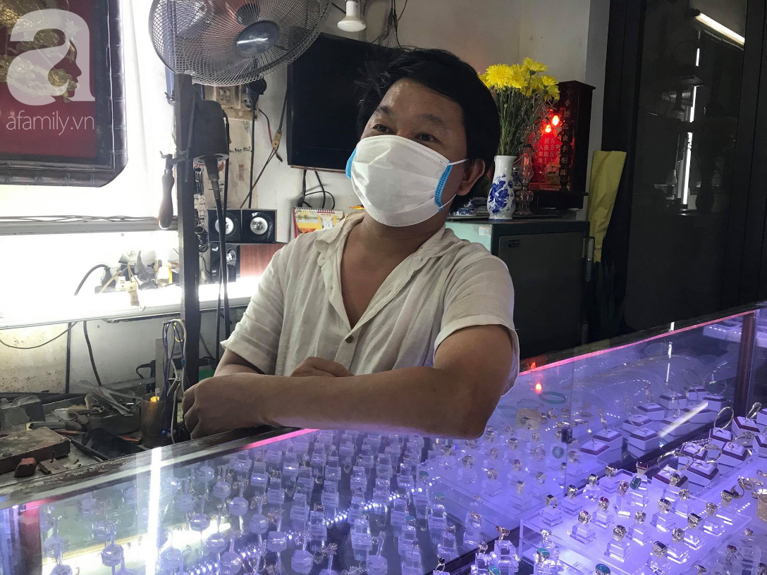 Một hộ kinh doanh gần Công ty Bóng đèn và Phích nước Rạng Đông thực hiện nghiêm túc việc sử dụng khẩu trang y tế.