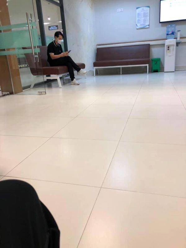 Ông Cao Thắng ngồi ở phòng chờ trong lúc Đông Nhi thực hiện việc kiểm tra sức khỏe.