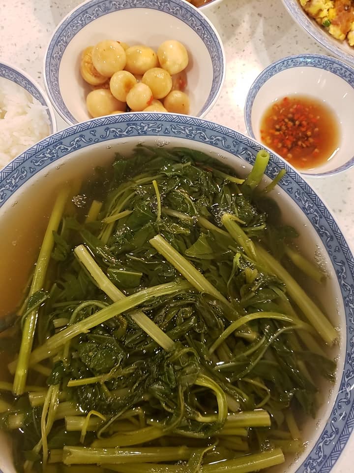 Cà muối mắm và rau muống nấu me đậm vị quê nhà.