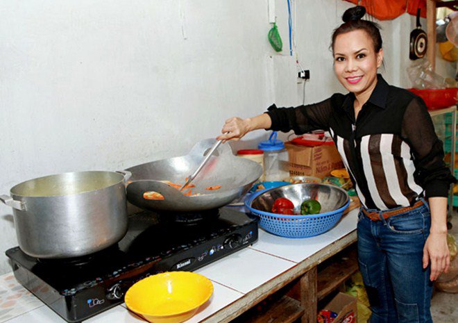 Trong lần khác Việt Hương vào bếp thực hiện món rau củ xào thập cẩm đầy màu sắc đãi các bệnh nhân.