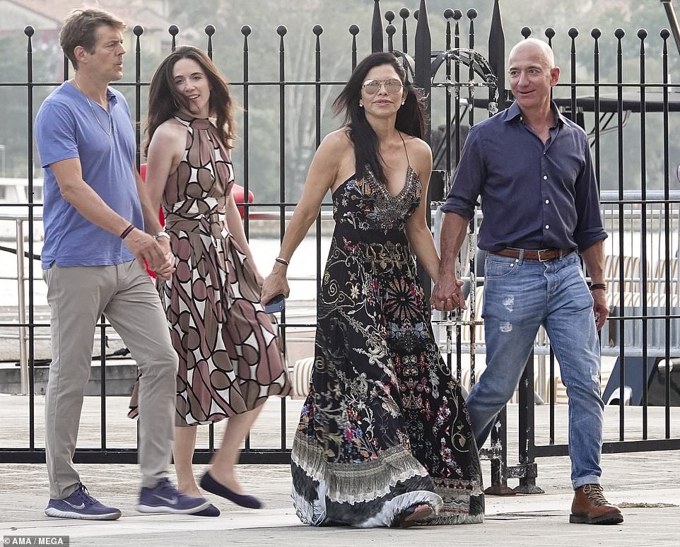 Cả hai dạo phố với những người bạn.