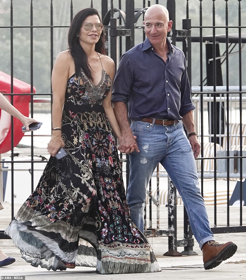 Cặp đôi nắm chặt tay nhau không rời.