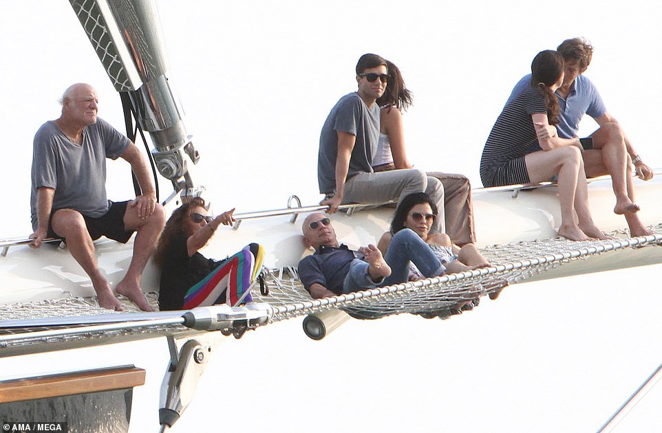 Tỷ phú Amazon và người tình đang có chuyến nghỉ dưỡng với bạn bè.