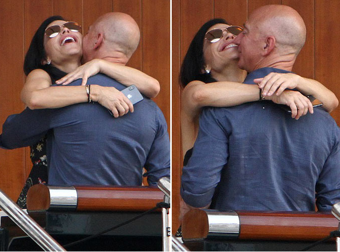 Họ không ngại ngần ôm hôn nhau thắm thiết.