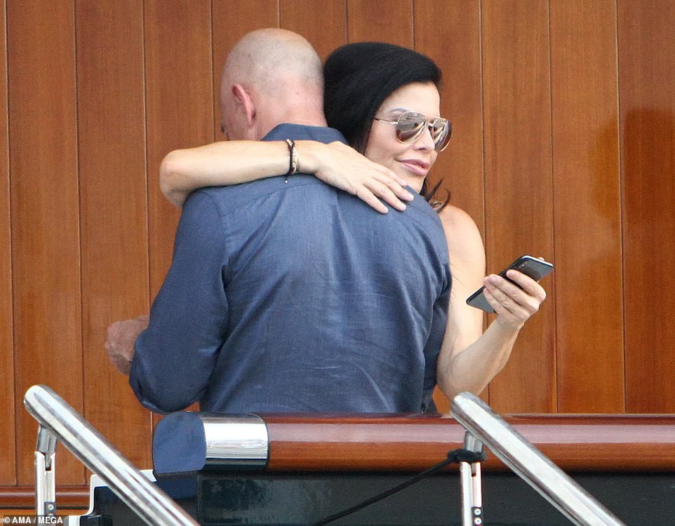 Tỷ phú Amazon và người tình ôm chặt lấy nhau.