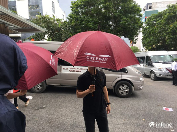 Các nhân viên của trường Gateway luôn cầm ô trên tay và tìm mọi cách che chắn tầm nhìn của phóng viên tác nghiệp.