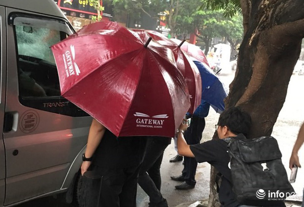 Các nhân viên của nhà trường tìm mọi cách che chắn nhằm ngăn cản các phóng viên chụp hình ông Doãn Quý Phiến trong xe.