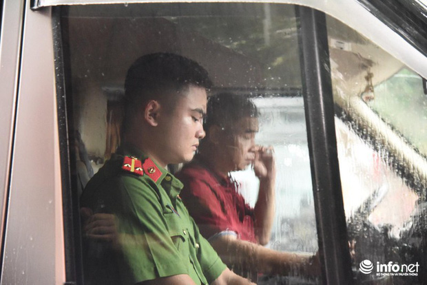 Hình ảnh ông Phiến lái xe thực nghiệm hiện trường chiều 30/8.