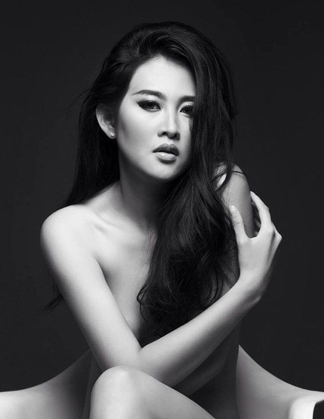 Cô cũng mạnh dạn thực hiện bộ ảnh nude đầy táo bạo.