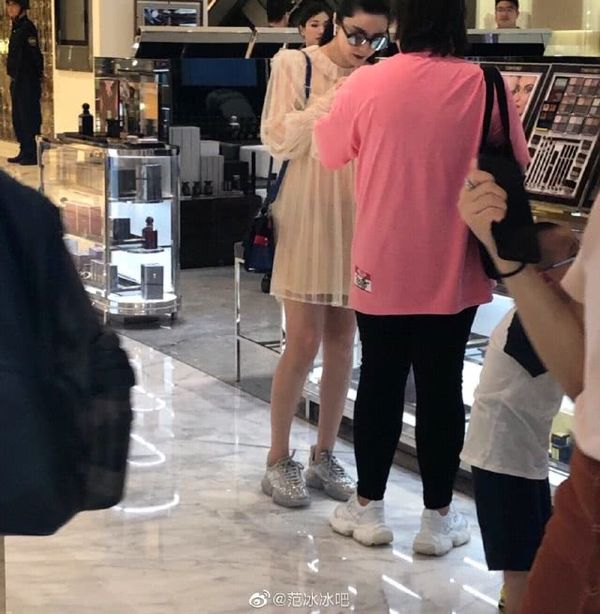 Đi mua sắm tại trung tâm thương mại cao cấp nhất tại Bắc Kinh (Trung Quốc), nữ diễn viên mang đôi giày giày Jimmy Choo trị giá 80 triệu đồng.