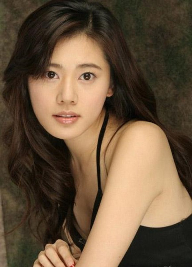 Ở tuổi 17, ước mong duy nhất của người đẹp có thể thoát khỏi gia đình không có hơi ấm tình người này.