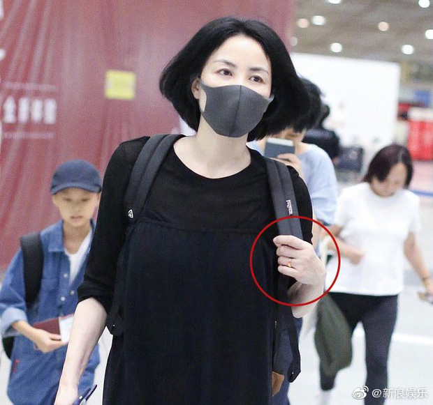 Chiếc nhẫn đáng ngờ trên tay Vương Phi khi nữ ca sĩ xuất hiện tại sân bay Bắc Kinh
