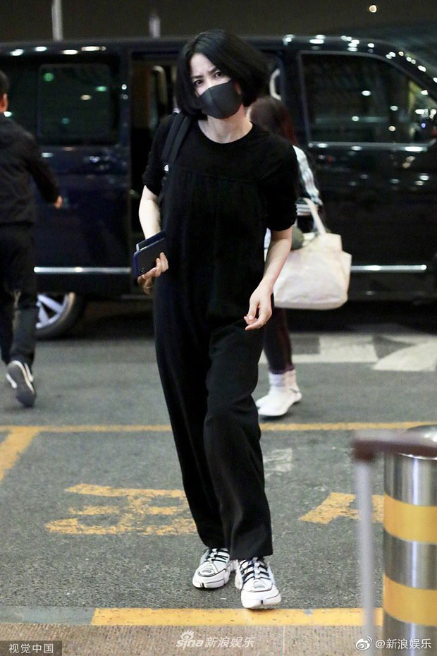 Lần xuất hiện lẻ bóng này của Vương Phi không hề có Tạ Đình Phong đi bên cạnh