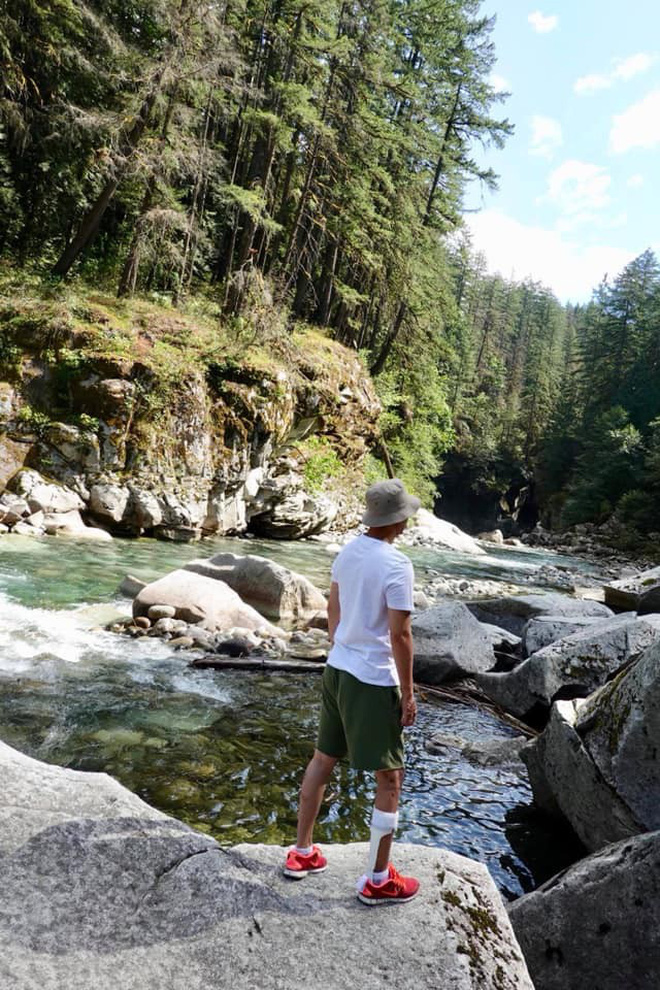 Anh Nghiêm cùng bạn gái trong một chuyến đi chơi mới đây. Cỏ vẻ như tình hình sức khoẻ của anh đã phục hồi khá tốt sau 8 tháng điều trị.