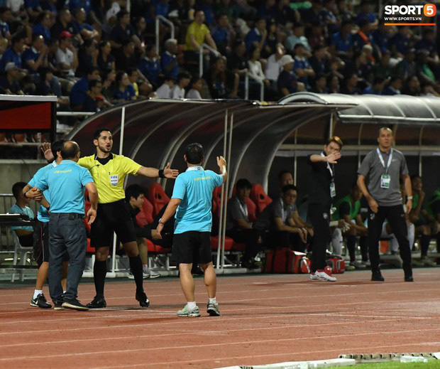 HLV Park Hang-seo không hài lòng với cách chơi của đội bạn. Ảnh: Giang Nguyễn.