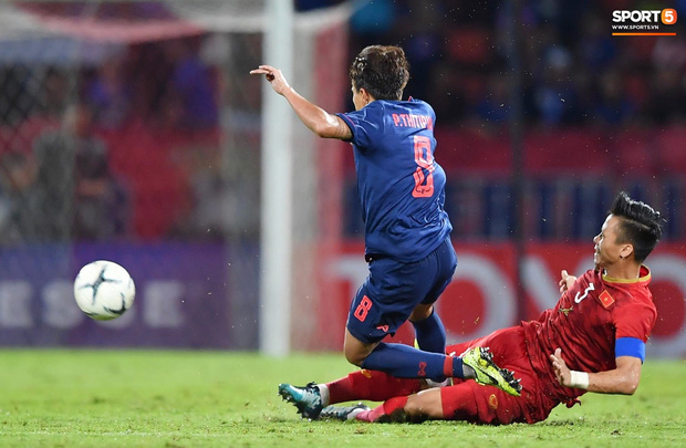 Một tình huống đá xấu của tuyển thủ Thái Lan. Ảnh: Tiến Tuấn.