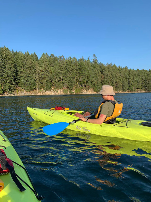 Anh Nghiêm trong chuyến đi chơi cùng gia đình sau khi sức khoẻ có tiến triển