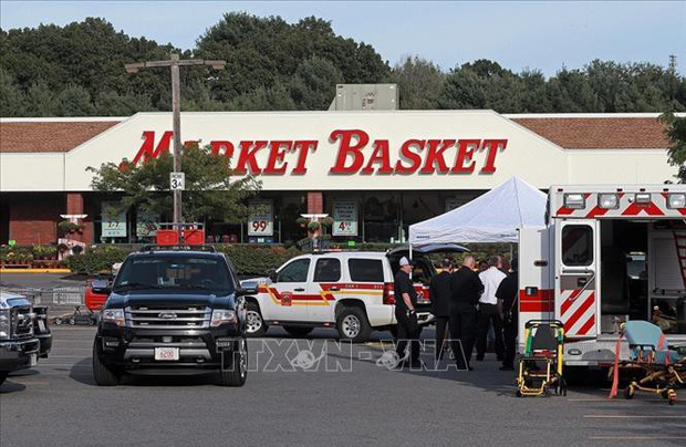 Lực lượng cứu hộ được triển khai tới hiện trường vụ rò rỉ khí ga làm lạnh ở siêu thị Market Basket thuộc bang Massachusetts, Mỹ ngày 5/9/2019. Ảnh: Boston Herald/TTXVN