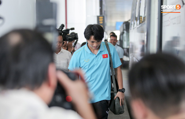 Tuấn Anh vẫn khá rụt rè trước ống kính máy quay và các cuộc phỏng vấn. Ảnh: Hiếu Lương.