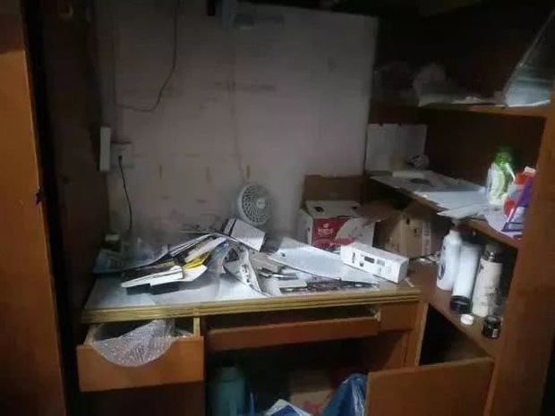 Góc học tập của anh chàng tại ký túc xá trường ĐH Khoa học và Kỹ thuật Hoa Trung.