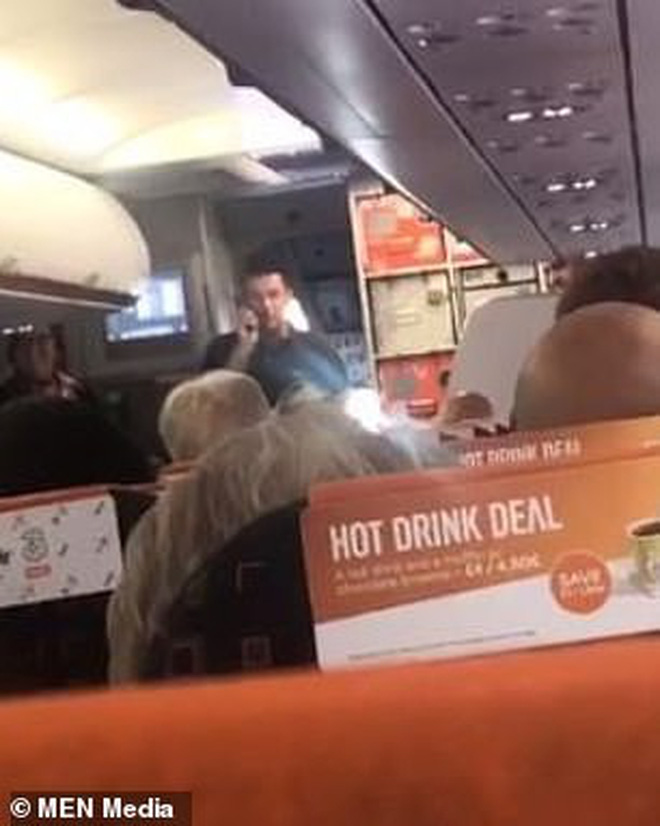 Anh Michael Bradley và gia đình (trái). Sau khi biết tin chuyến bay sẽ bị hoãn, anh Bradley đã xung phong cầm lái để chuyến bay không bị hủy.