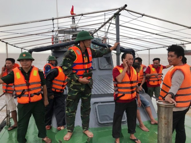 BĐBP tỉnh Quảng Bình tìm kiếm tàu gặp nạn cùng ngư dân mất tích.