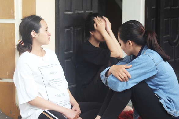 Gia đình các ngư dân nóng ruột chờ tin tìm kiếm cứu nạn của cơ quan chức năng. Ảnh: Nguyễn Lê.