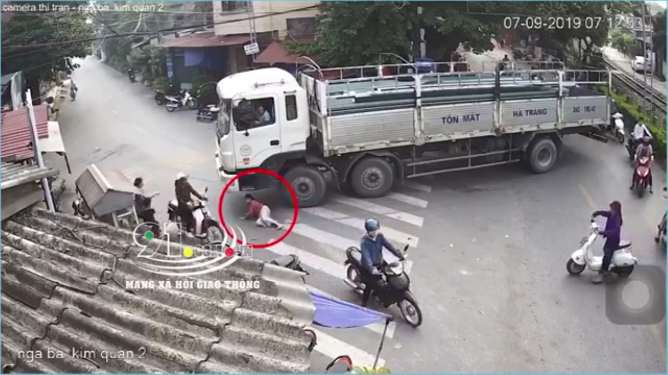 Hành động hết sức nguy hiểm của người phụ nữ này.