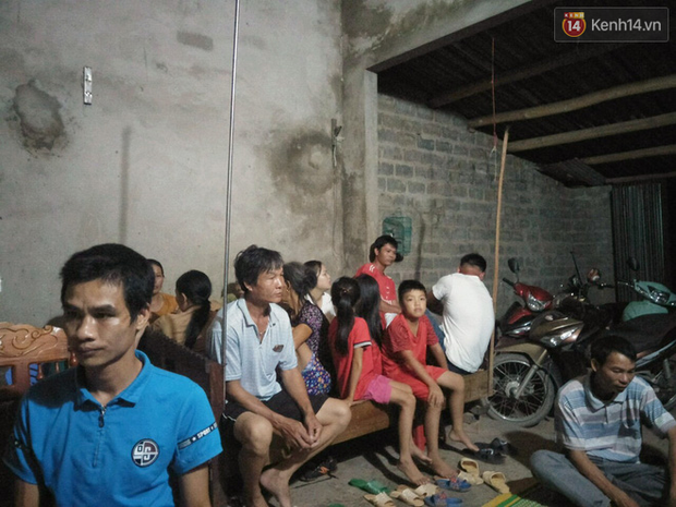 Nhà nạn nhân chật kín người thân, hàng xóm đến động viên thăm hỏi.